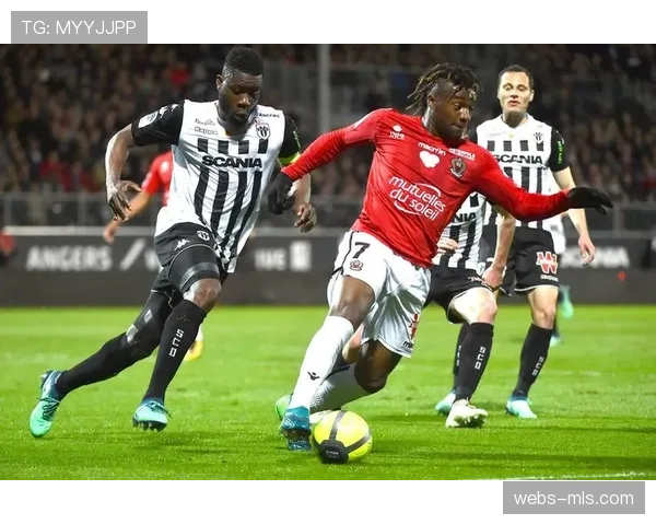 朗斯门将里塞赛季34次扑救，零封率位列联赛前三